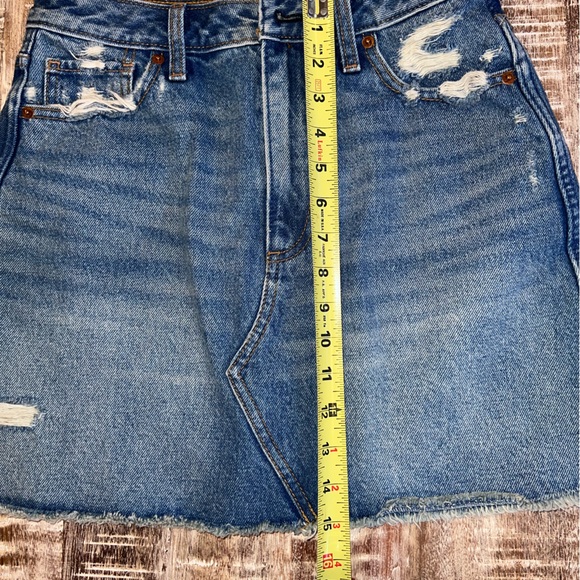 Abercrombie & Fitch distressed jean skirt. Size 27/4. NWOT - Picture 4 of 4
